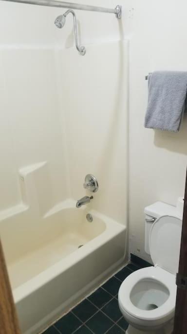 Hotel King Bed Hotel Room 120 Booking Stillwater Exterior foto